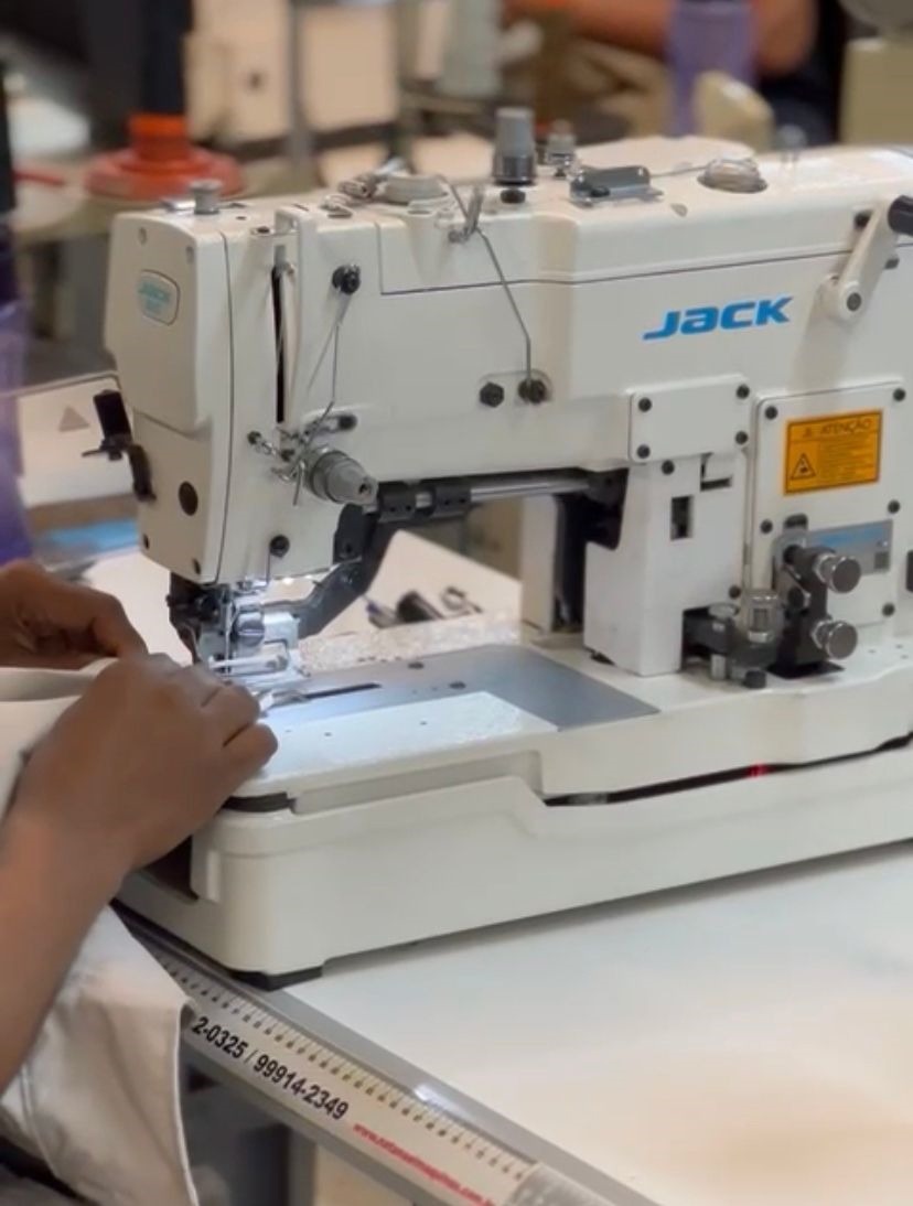 Conheça os principais tipos de máquinas utilizadas na produção de um uniforme.