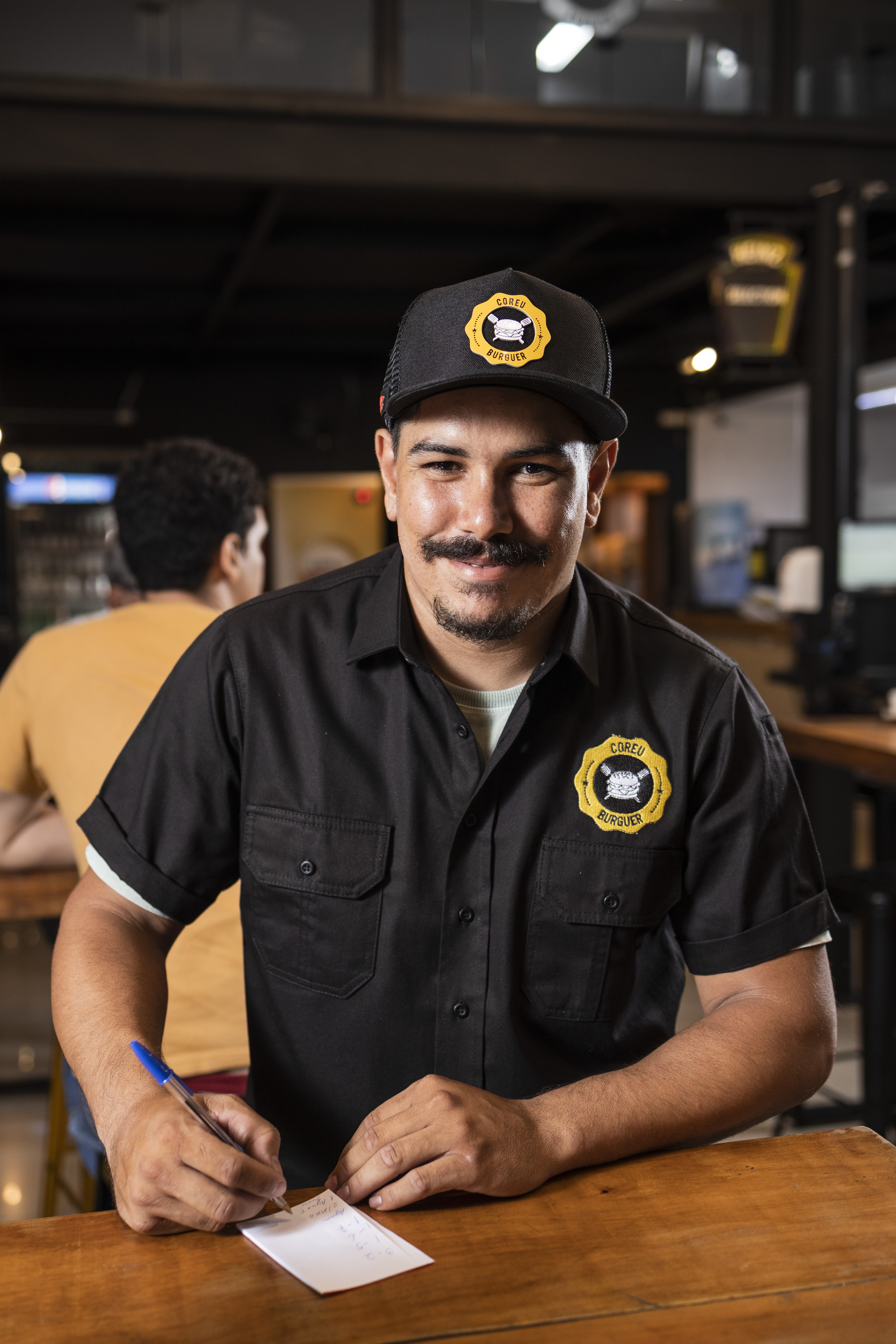 Uniforme com logo bordado para empresa, destacando a qualidade da aplicação.