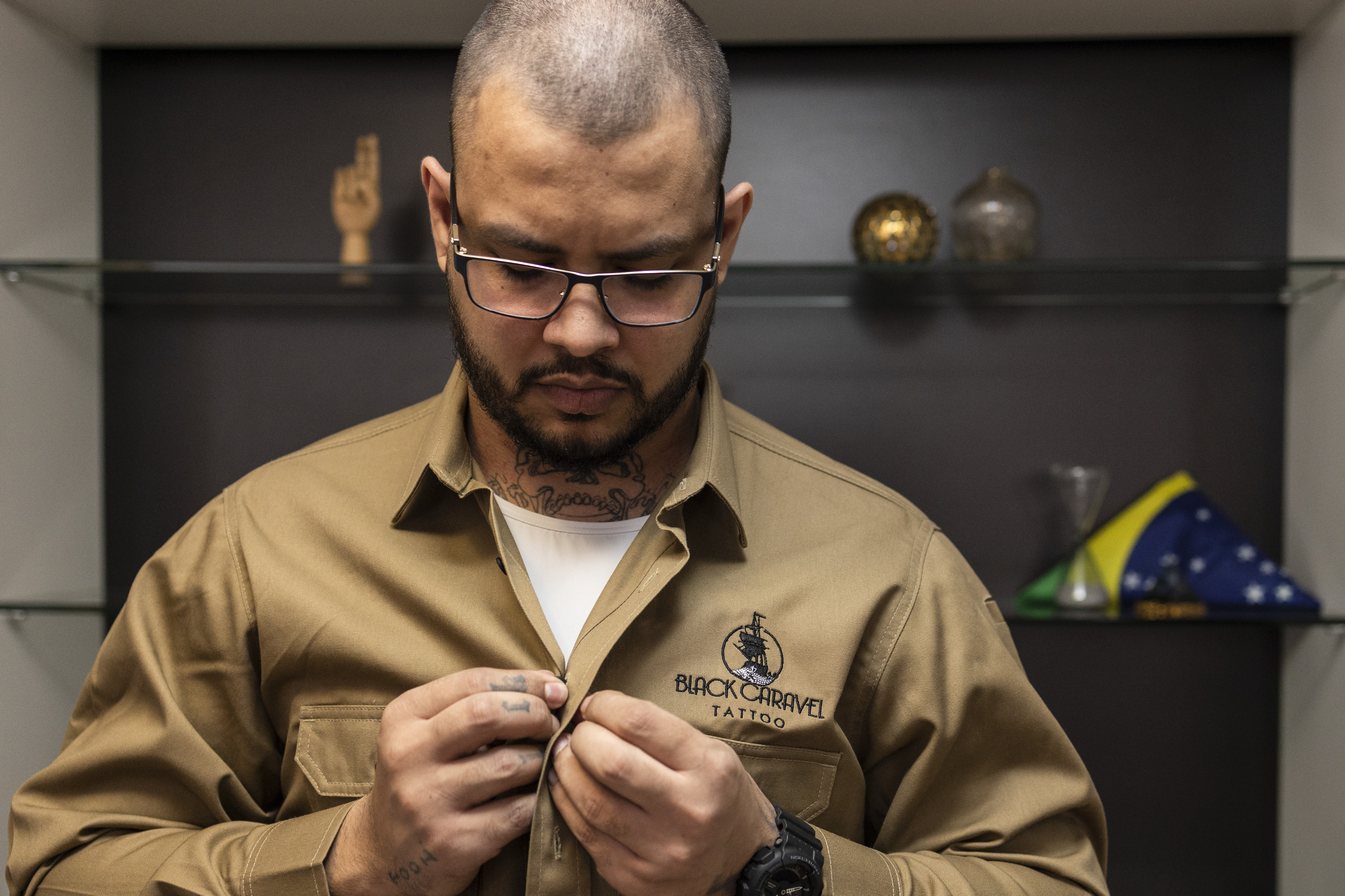 Equipe usando uniformes para empresas personalizados pela Citerol, em um ambiente de trabalho industrial.