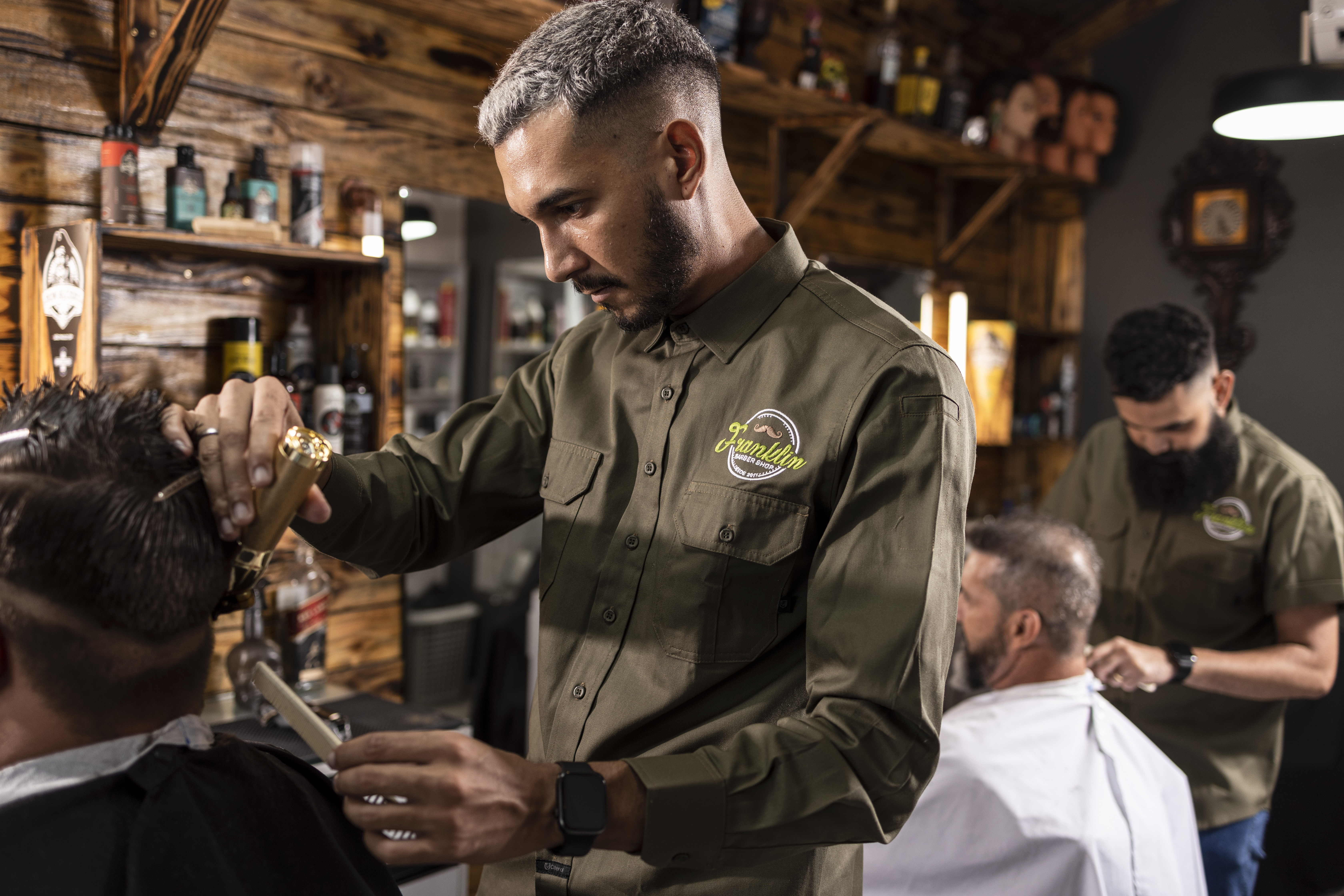 Comparativo entre workshirt e camisa comum para uniforme de empresa, destacando as diferenças de tecido e design.
