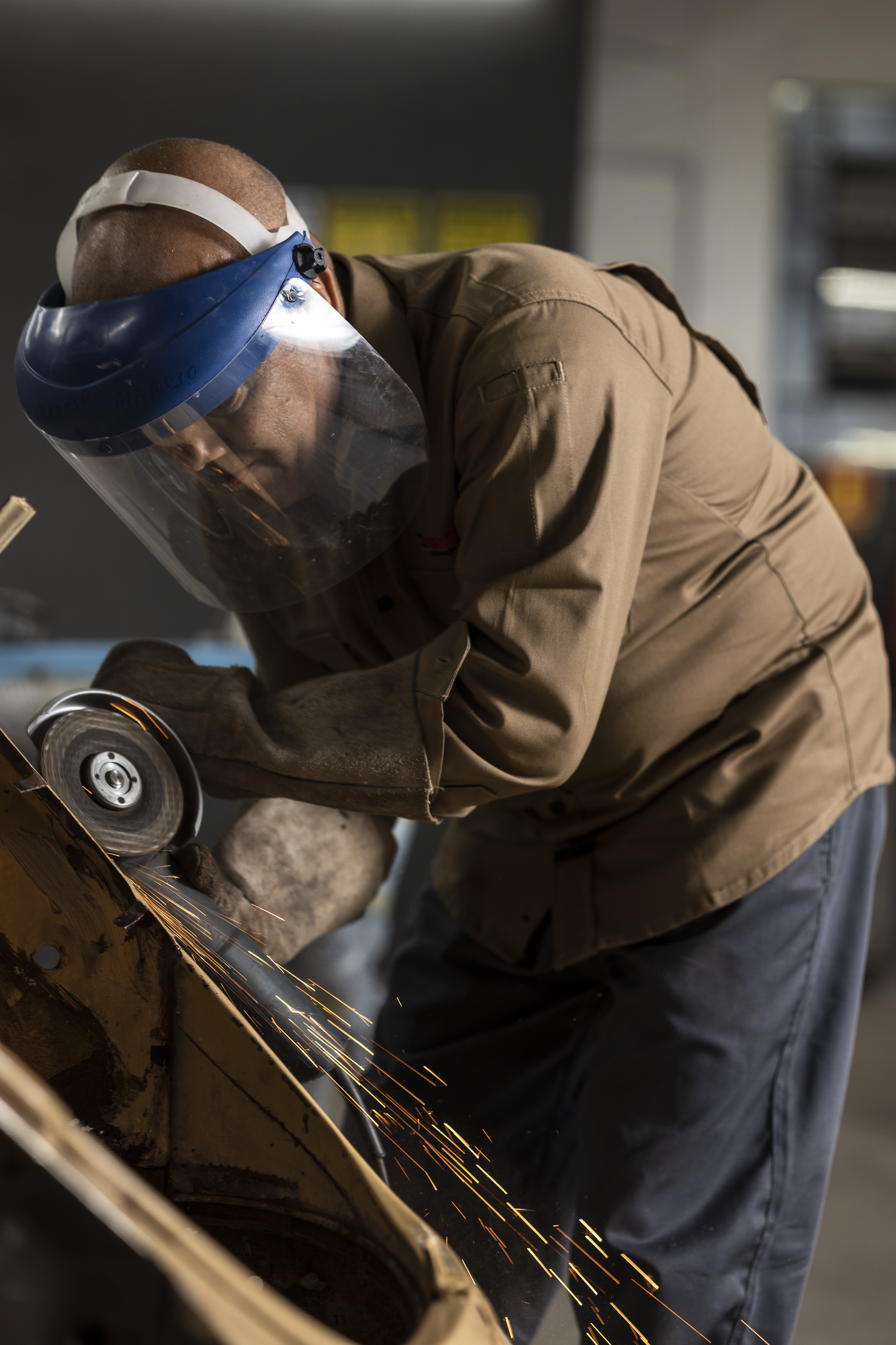 Equipe de obra usando uniforme profissional com logo da empresa em um canteiro de obras