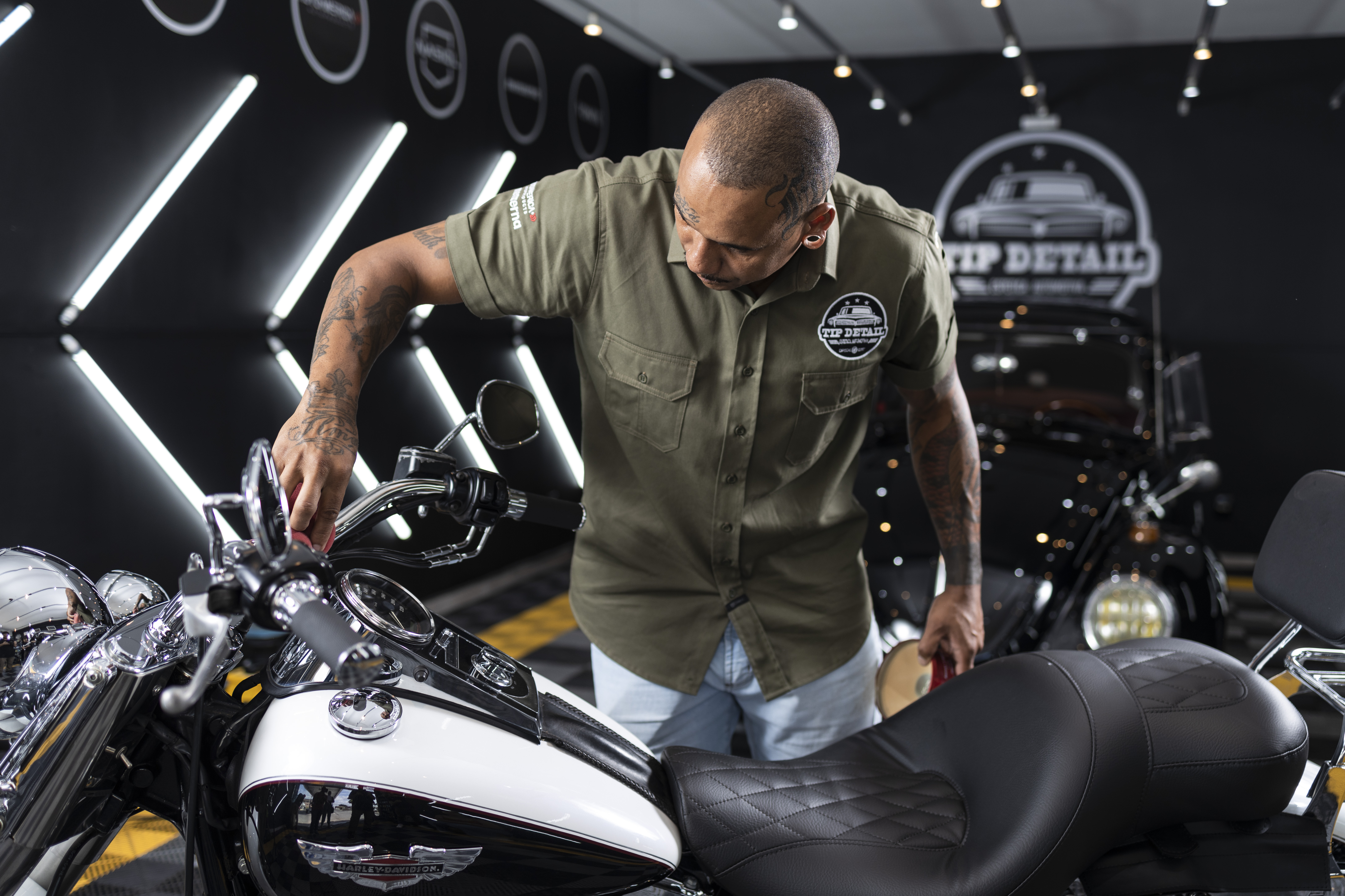 Equipe externa usando uniforme leve e profissional em ambiente aberto, ideal para ambientes quentes. Uniformes Citerol.