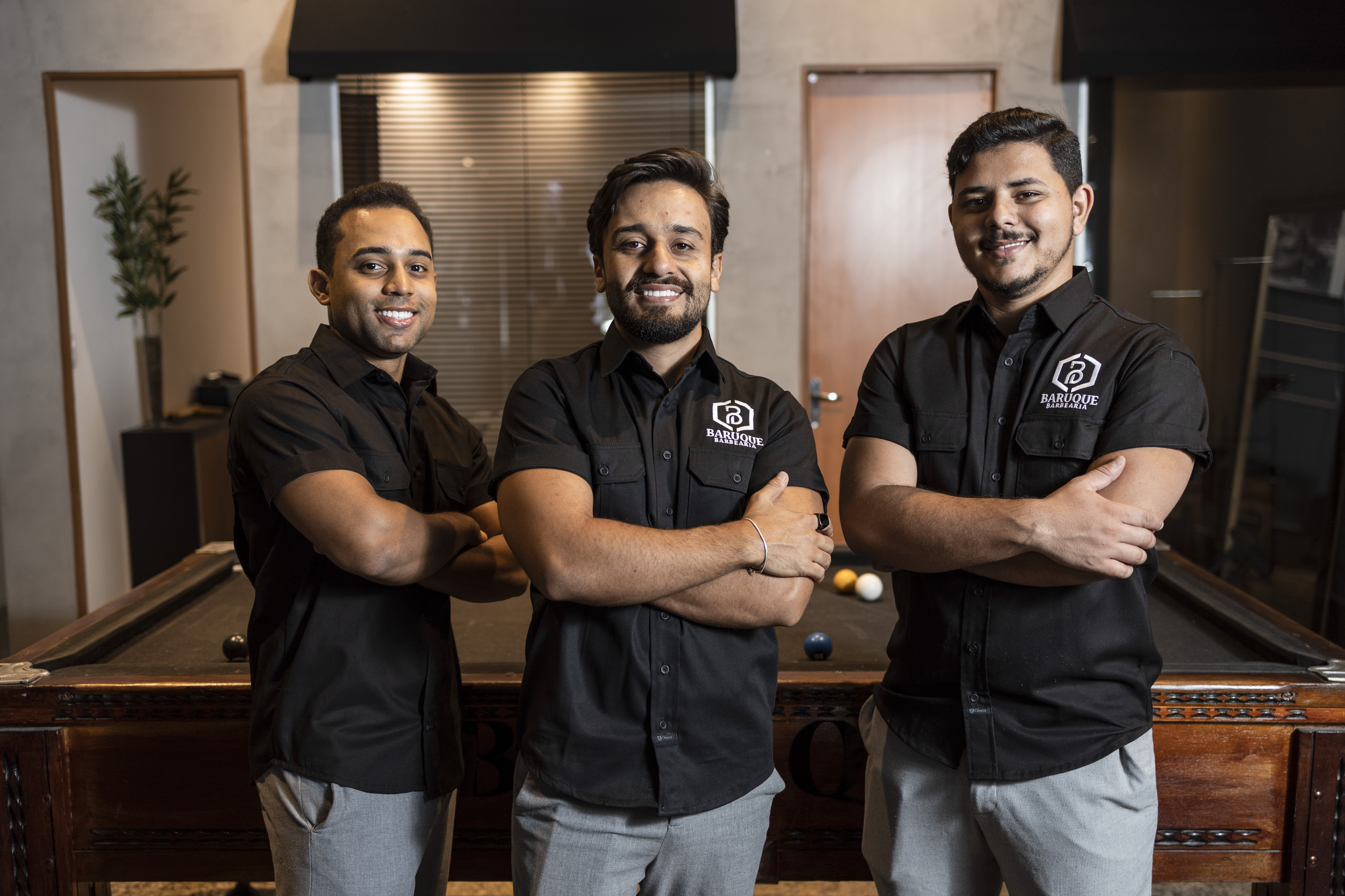 Uniformes com pronta entrega para empresas com reposição rápida.