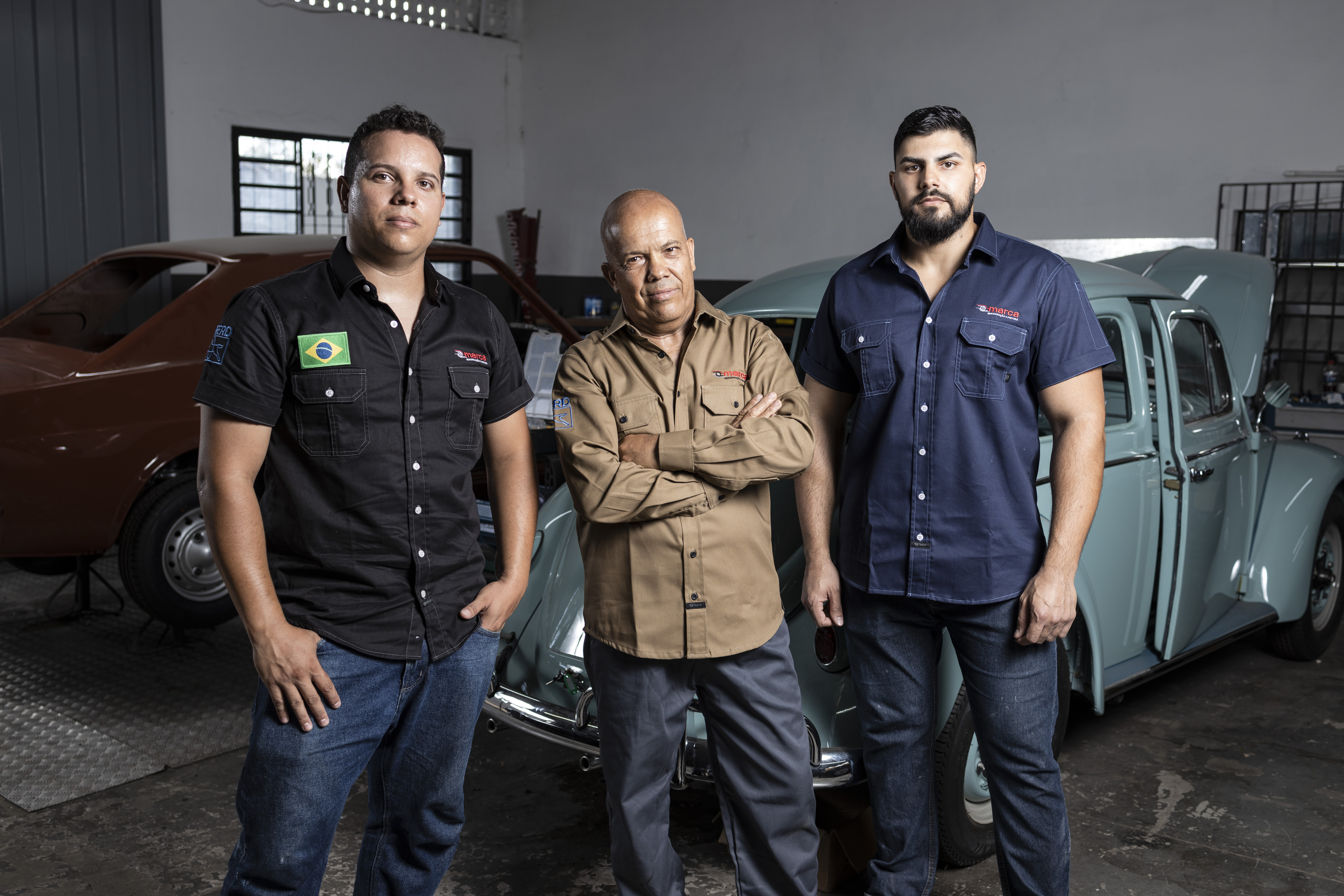 Colaborador de uniforme Citerol em ambiente industrial, demonstrando a qualidade e durabilidade das peças.