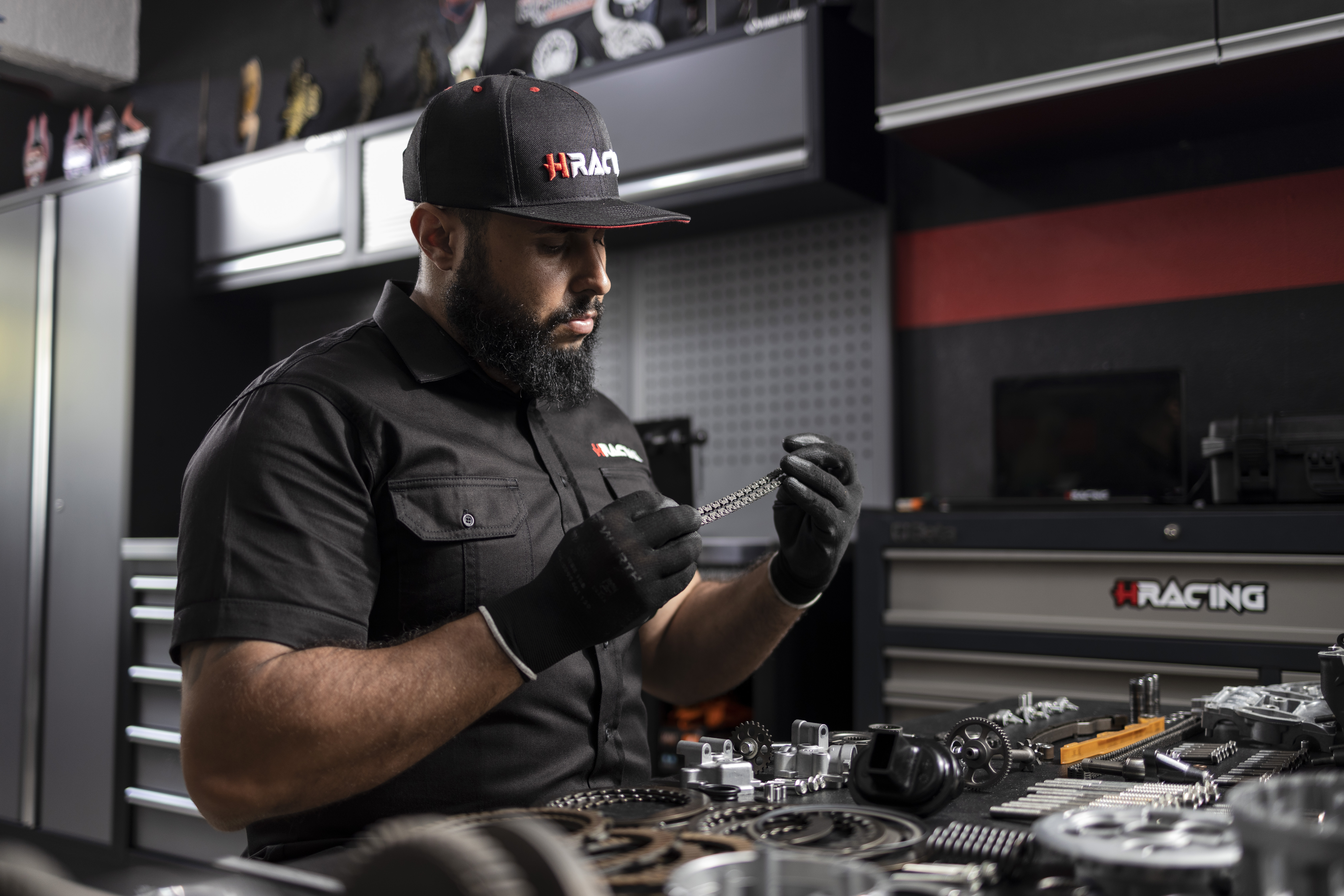 Mecânico trabalhando em oficina vestindo camisa profissional resistente